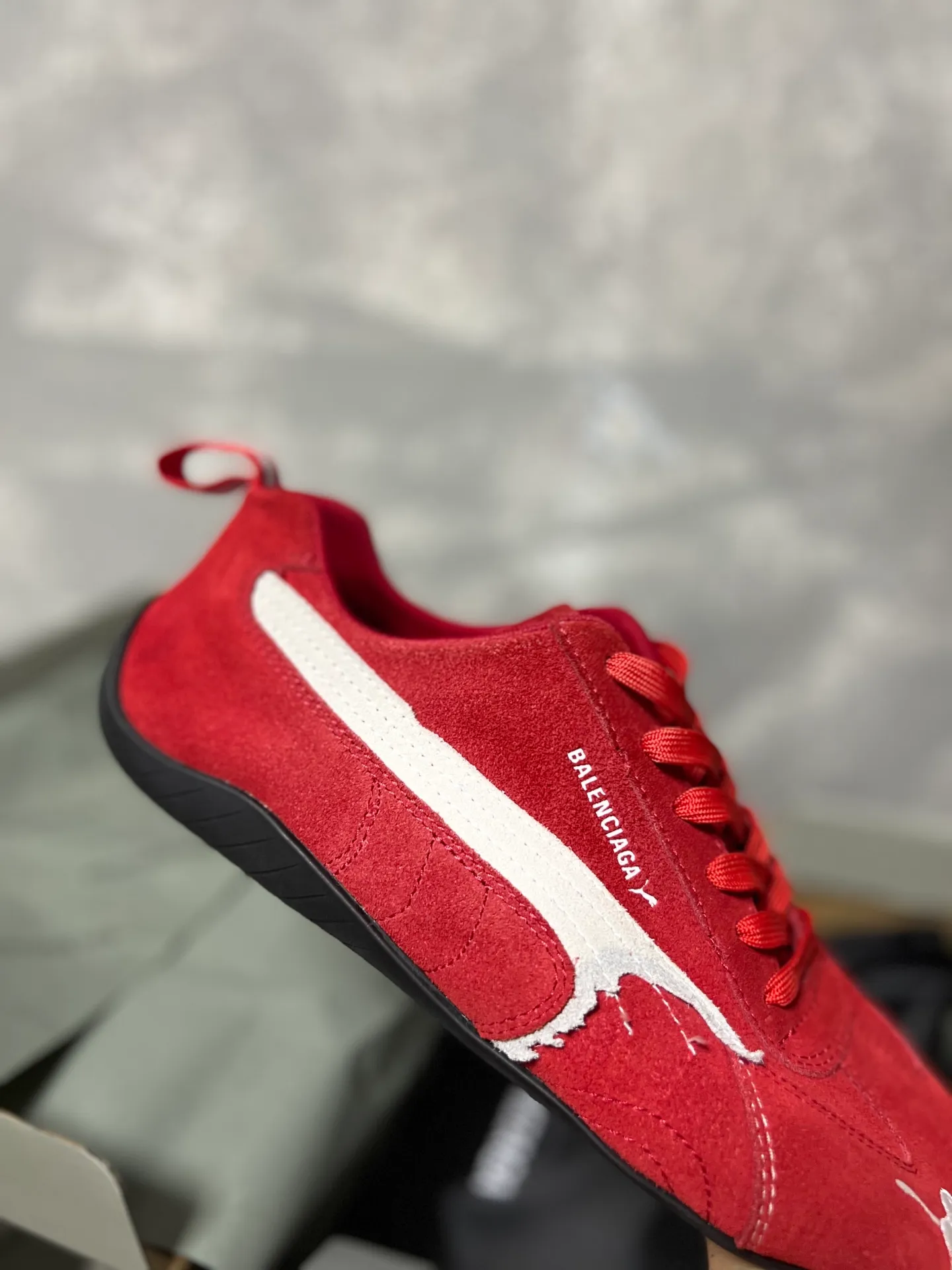 👟👟Ex-factory price 480👟👟 PUMA co-branded Balenciaga: Who knows! This pair of distressed and war-damaged Speedcats are so good-looking. The thin-soled sneakers have been upgraded to 2.0, which destroys the aesthetics of the street. More than half of the classic PUMA stripes on the side of the shoes have been "violently torn". The distressed treatment has a sense of ruined art, and it becomes the focus of the street in seconds! Hot stamping double logo + gold foil size mark on the heel, the details give a high-end feel Code number: 35-44 (45 customized)